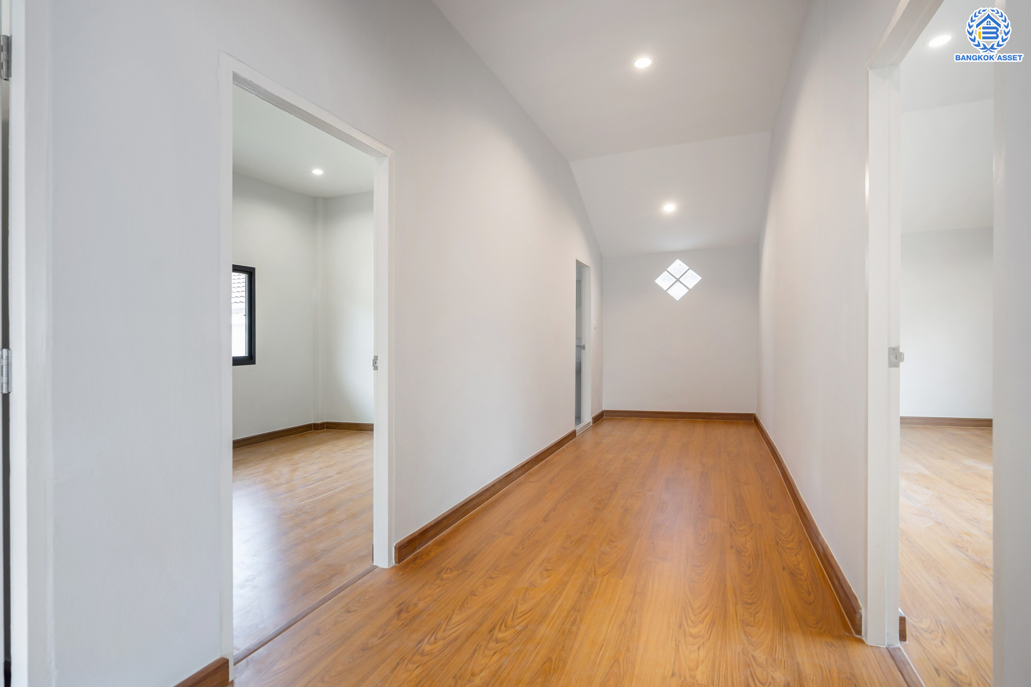 บ้านมือสองตกแต่งใหม่ ม.บูรพา12 ดอนเมือง บ้านเดี่ยว เนื้อที่ 50 ตร.ว. ฟังก์ชัน 4 ห้องนอน 2 ห้องน้ำ จอดรถได้ 2 คัน บนทำเลดีที่สุด ใกล้สนามบินดอนเมือง ทางด่วน "ศรีสมาน" และรถไฟฟ้าสายสีแดง "สถานีดอนเมือง"...